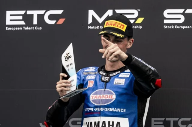 ¡Enhorabuena Iker!

Desde Giuseppe Moto queremos felicitar a nuestro piloto por su merecidísimo primer puesto en el Junior GP, celebrado este fin de semana en el circuito de Estoril.

Es un orgullo formar parte de tu camino, brindándote la seguridad que necesitas en cada carrera. Gracias por seguir confiando en nosotros.

¡A seguir cosechando éxitos con el equipo Yamaha GV Racing!
Nos emociona acompañarte en cada paso de este gran viaje.

#GiuseppeMoto #JuniorGP #Estoril #IkerGarcia #YamahaGVRacing #Motorsport #RacingSpirit #victoria
