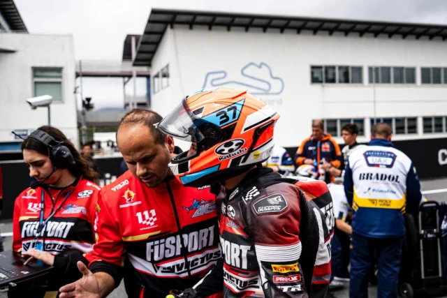🔥 Trabajo fino y a medida para un piloto que no se guarda nada en pista.
@marioanosnikolis37 junto al AGR Team, luciendo nuestro mono a medida.

Diseñado para ofrecer la máxima seguridad, comodidad y estilo en cada curva.

🏁 ¿Preparados para la acción? ¡Esto es solo el principio!

🎥 @howserch 

#GiuseppeMoto #MonosAMedida #RacingStyle #MarioAnosnikolis #AGRTeam #FIMJuniorGP #GPStyle #Motorsport #RiderLife
