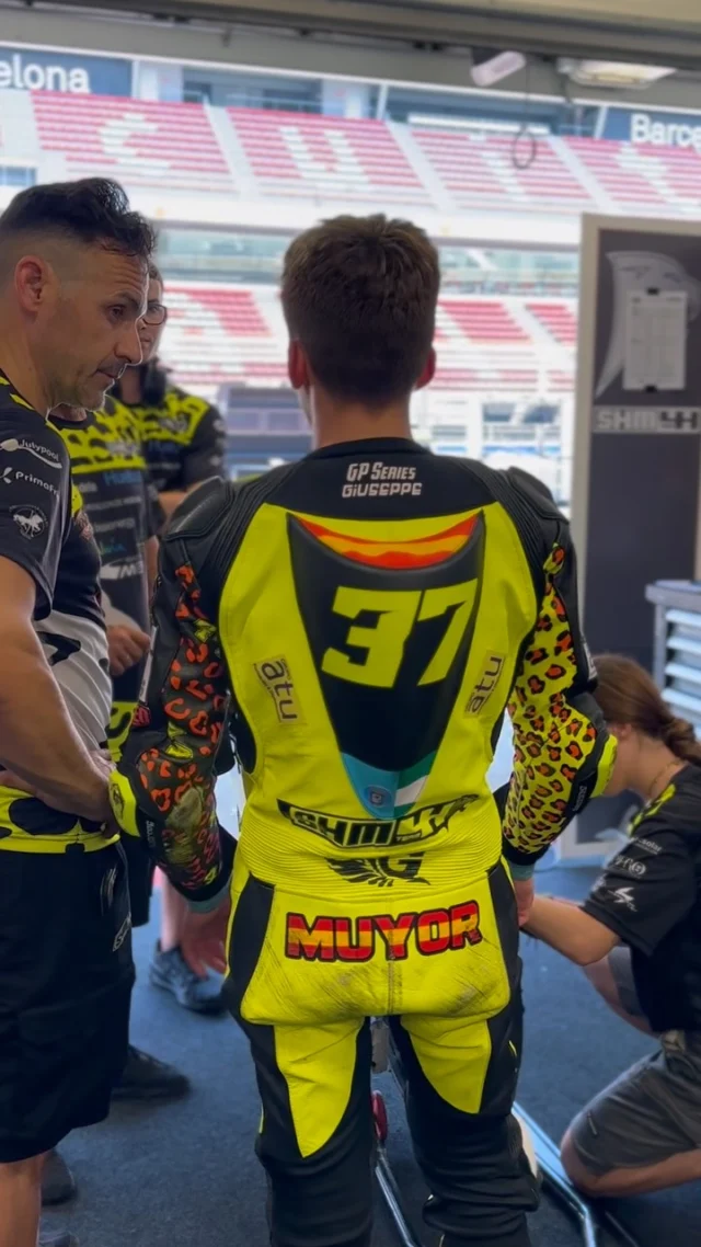 Este pasado fin de semana estuvimos en el ESBK de Montmeló, acompañando a varios de nuestros pilotos Giuseppe tanto en pista como en el paddock.

En Giuseppe no solo hacemos monos a medida: creamos una segunda piel pensada para la seguridad, la comodidad y el rendimiento de cada piloto.

Nos llena de orgullo ver cómo confían en nosotros para protegerlos en cada entrenamiento, en cada carrera, en cada caída y en cada victoria.

Nos hubiera encantado grabar a todos los pilotos que asistimos, pero el tiempo fue limitado y el ritmo del fin de semana no dio tregua. Aun así, os dejamos una pequeña muestra de lo que se vive desde dentro.

Gracias por dejarnos formar parte de vuestro camino. Seguimos avanzando juntos, con la misma pasión y compromiso de siempre.

#GiuseppeMoto #MonosAMedida #ESBK2025 #Montmeló #SeguridadEnPista #MotorsportPassion #TrabajoEnEquipo #TécnicaYPasión